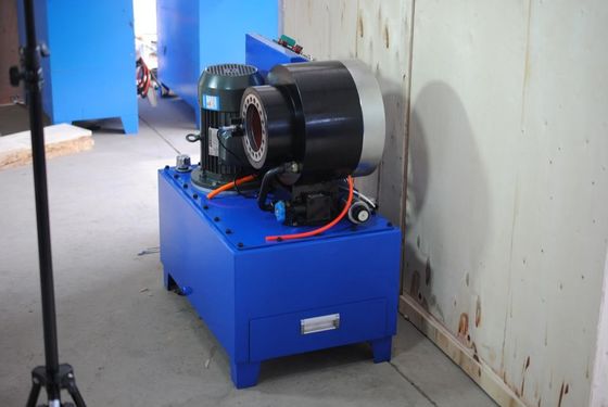 Un buon prezzo. il tubo flessibile idraulico a 1/4-2 pollici di piegatura della macchina del tubo flessibile di 5l DX68 foggia in linea