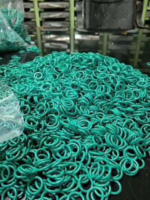 NBR/FKM/FFKM/EDPM/SI Rubber O Rings OEM/ODM Modellazione a compressione con buona resistenza all'olio 16-30 N/mm Resistenza alla rottura