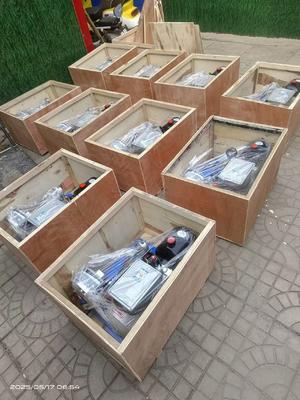 Un buon prezzo. Macchina elettrica per il crimping del tubo idraulico a 220 V con una portata di crimping di 1 pollice per tubi da 6 a 25 mm e potenza di 2,2 kW in linea