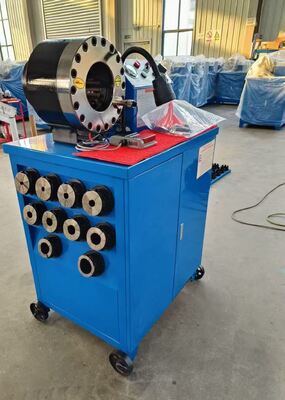Un buon prezzo. Crimpatrice per tubi in gomma elettrica blu 600T con forza di crimpatura, gamma 6-51mm e 10 matrici intercambiabili in linea