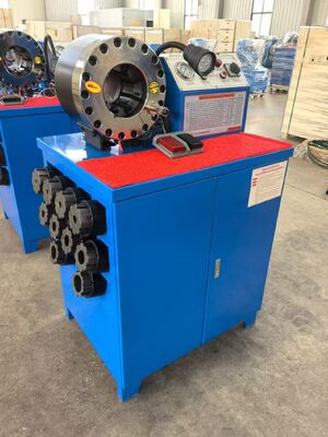 Un buon prezzo. Pressa per tubi in gomma elettrica da 600T con forza di crimpatura, gamma 6-51mm e 10 matrici intercambiabili per pressa per tubi idraulici in linea