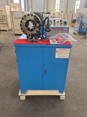 Un buon prezzo. Pressa per tubi in gomma elettrica da 600T con forza di crimpatura, gamma 6-51mm e 10 matrici intercambiabili per pressa per tubi idraulici in linea