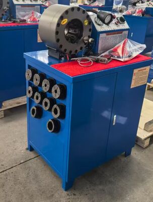 Un buon prezzo. Crimpatrice per tubi in gomma elettrica blu 600T con forza di crimpatura, gamma 6-51mm e 10 matrici intercambiabili in linea