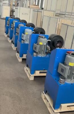 Un buon prezzo. Piegatrice per tubi idraulici DX68 di colore blu 220v/380v da 2 pollici con gamma di crimpatura da 6-51 mm, 10 matrici e efficienza di 200 pezzi all'ora in linea