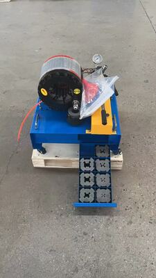 Macchina per crimpare manuale per tubi flessibili 600T ad alta efficienza di colore blu da 2 pollici 0 tensione con gamma di crimpatura da 6-51 mm e 10 matrici intercambiabili per applicazioni idrauliche