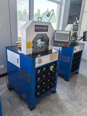 Macchina per la piegatura del tubo idraulico PLC/bottone del modello 220v/380v di spessore eccellente da 3 pollici e sistema di controllo del bottone e della gamma di piegatura di 6-76mm 15 stampi per applicazioni idrauliche