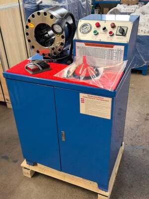 Macchina per piegare il tubo di gomma da 2 pollici da 600 tonnellate 6-51mm Modello più alto Colore blu Tensione 220v / 380v con 10 matrici intercambiabili e applicazioni idrauliche