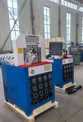 Macchina di piegatura del tubo flessibile idraulico del modello 110V/220V/380V/415V di spessore eccellente da 3 pollici Sistema di controllo dello SpA Maggiore capacità della piegatrice 2800KN e gamma di piegatura di 6-76mm 15 matrici per applicazioni idrauliche
