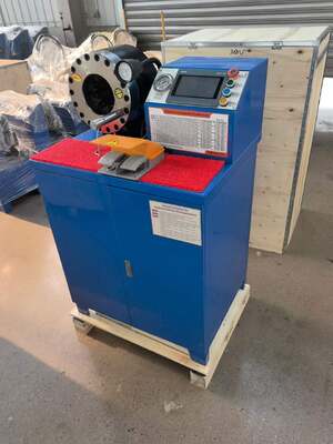 Un buon prezzo. Macchina per piegare il tubo di gomma da 2 pollici 600T Modello superiore Colore blu 220v / 380v Tensione PLC Controllo Systerm con gamma 6-51mm e 10 matrici intercambiabili in linea