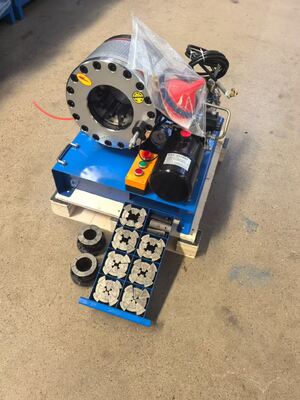 Un buon prezzo. 12V/24V Voltage Hydraulic Hose Crimping Machine con 600T Crimping Force 10 Die e 6-51mm Range per il carico di auto in linea