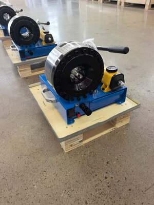 Un buon prezzo. Macchina manuale idraulica per crimpare tubi flessibili, gamma di crimpatura da 6 mm a 25 mm, senza tensione, con 7 matrici per applicazioni idrauliche, pressione diversa da 31,5 MPa a 60 MPa a seconda della richiesta del cliente in linea