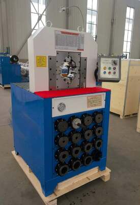 Un buon prezzo. Modello di spessore eccellente da 3" Forza di crimpatura più grande Macchina di piegatura del tubo idraulico Sistema di controllo dei pulsanti Forza di piegatura 2800KN Tensione 380v e gamma di crimpatura 6-76mm 15 stampi per applicazioni idrauliche in linea