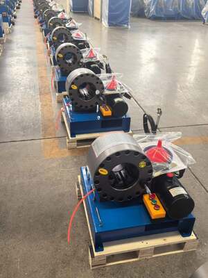 Un buon prezzo. Macchina di piegatura del tubo idraulico da 2 pollici di tensione 12V/24V con gli stampi della forza di piegatura 600T 10 e la gamma di 6-51mm per il caricamento dell'automobile in linea