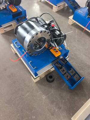 Un buon prezzo. 12V/24V Voltage 2 Inch Hydraulic Hose Crimping Machine Con 600T Crimping Force 10 Die And 6-51mm Range Per Car Car Loading Per Una Voce di Lavoro Più Piccola online